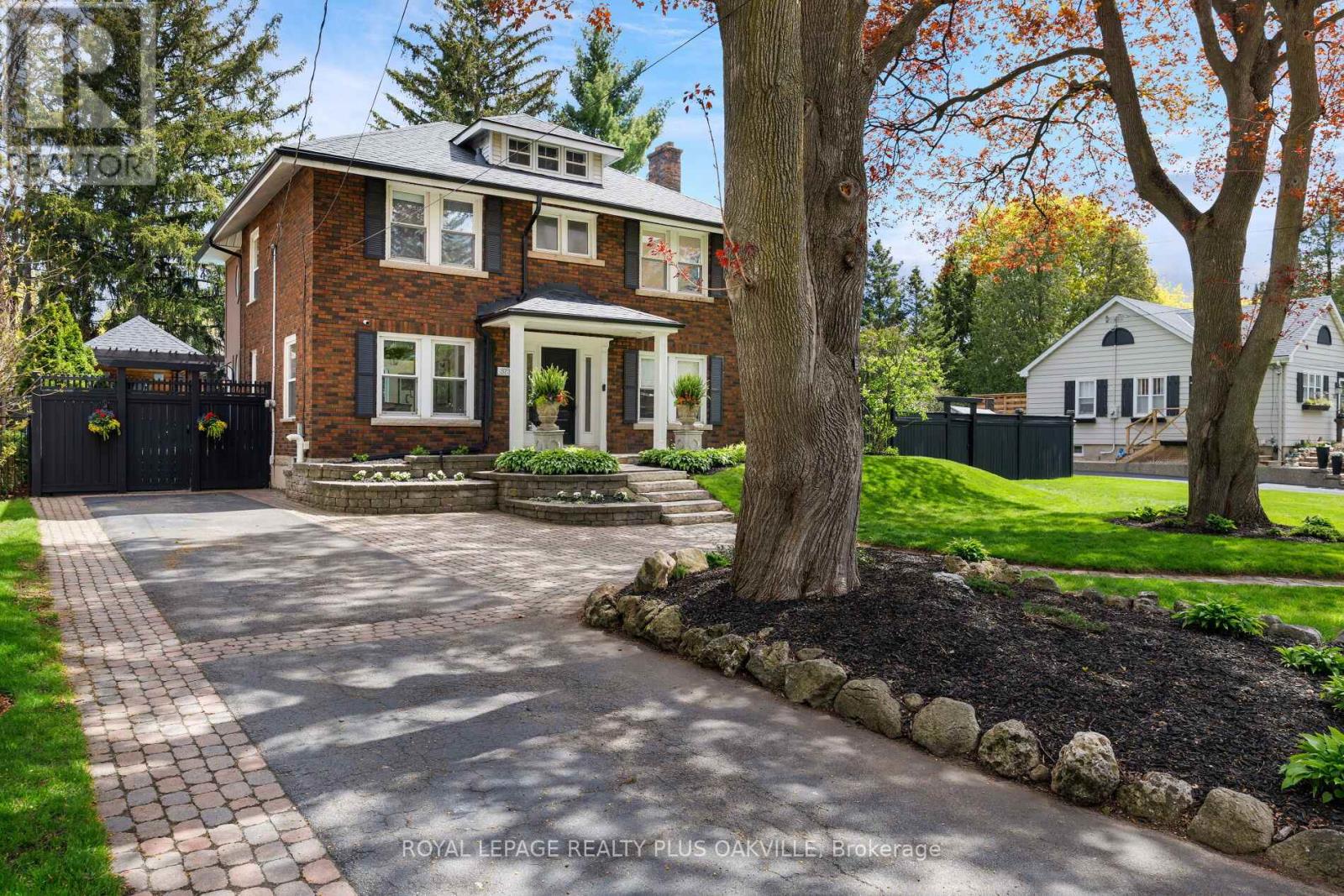 Detached at 373 ROSSMORE BOULEVARD, Burlington