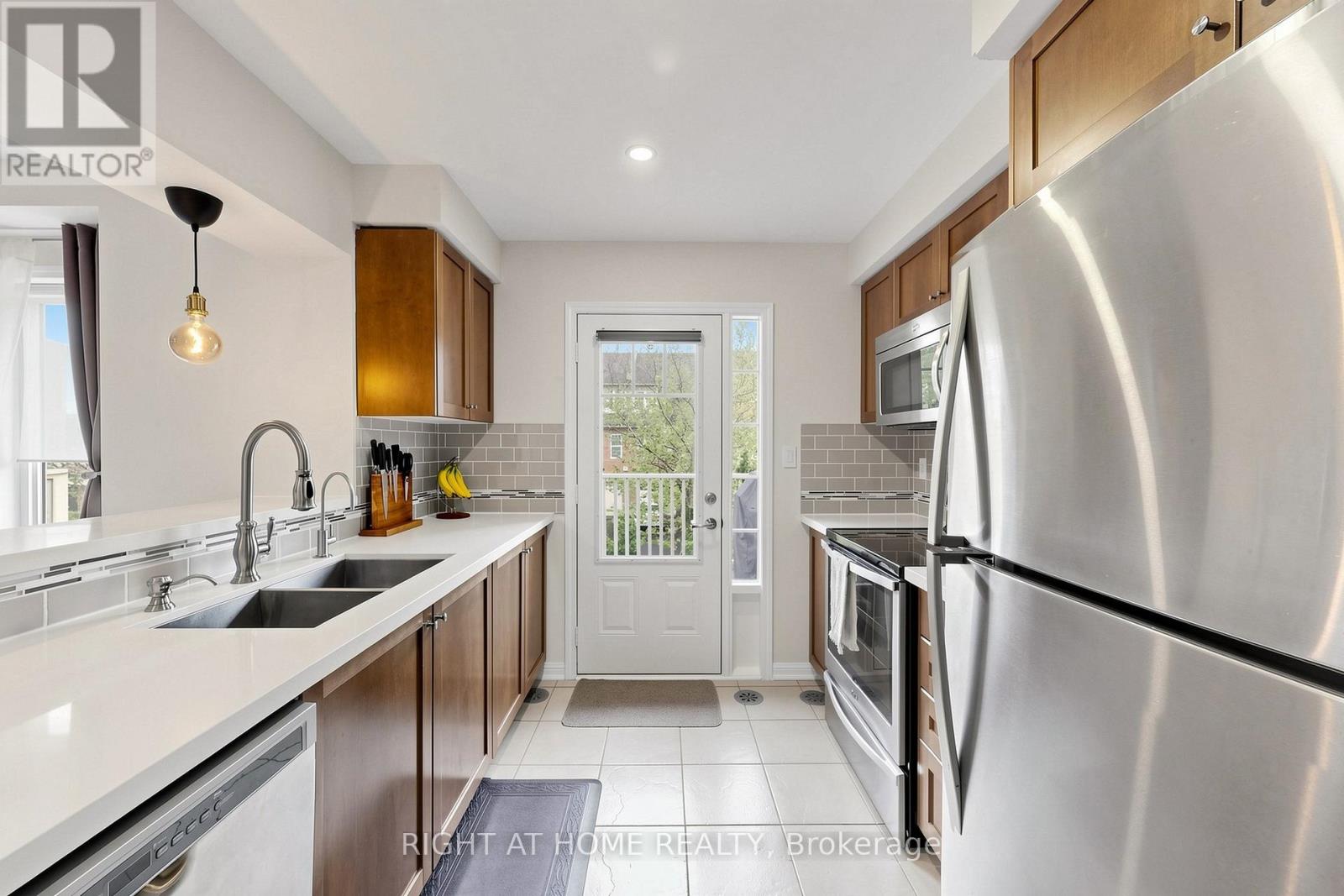 Townhouse at 252 WETENHALL LANDING, Milton