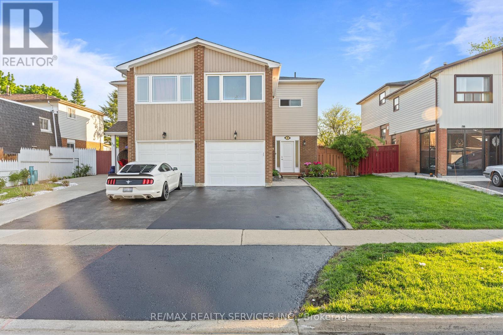 Semi-Detached/Link at 28 KINGSWOOD DRIVE, Brampton (Brampton North)