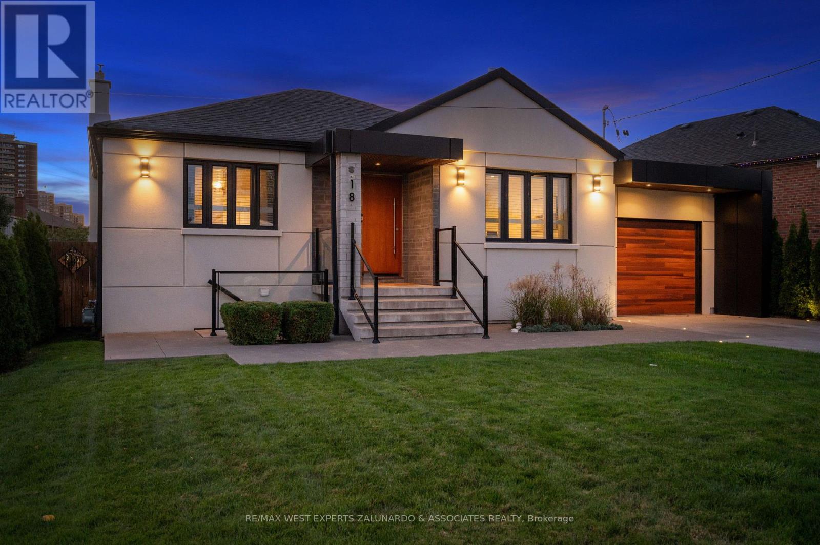 Detached at 18 SMALLWOOD DRIVE, Toronto (Downsview-Roding-CFB)