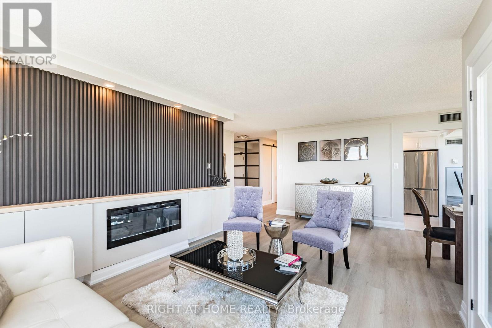 Apartment at 704 - 250 WEBB DRIVE, Mississauga (City Centre)