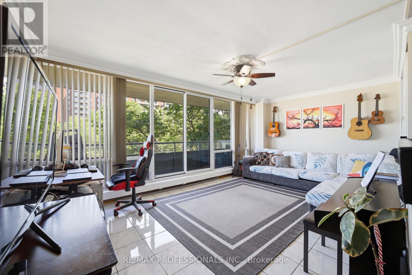 Apartment at 204 - 19 FOUR WINDS DRIVE, Toronto (York University Heights)