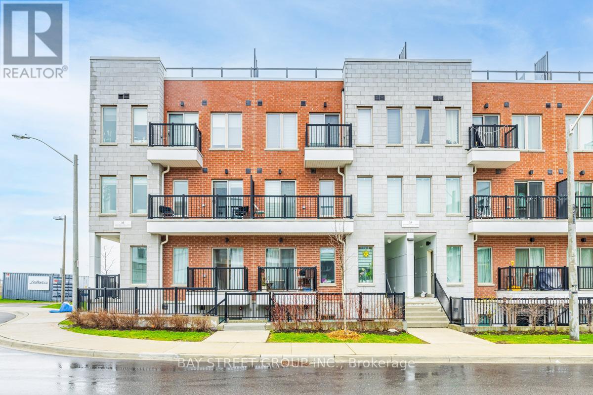Townhouse at 6 - 39 JOHN PERKINS BULL DRIVE W, Toronto (Downsview-Roding-CFB)