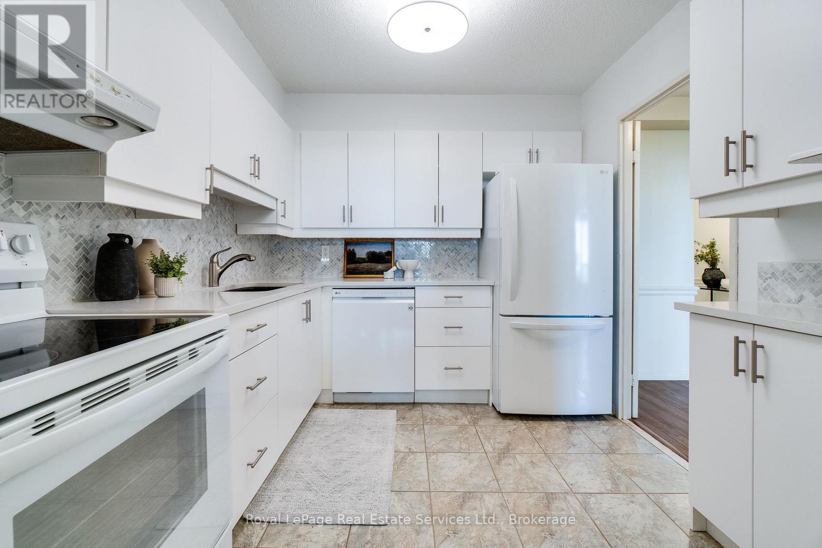 Apartment at 1810 - 1359 WHITE OAKS BOULEVARD, Oakville