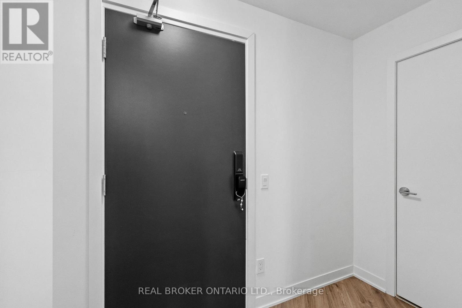 Apartment at 328 - 405 DUNDAST STREET W, Oakville
