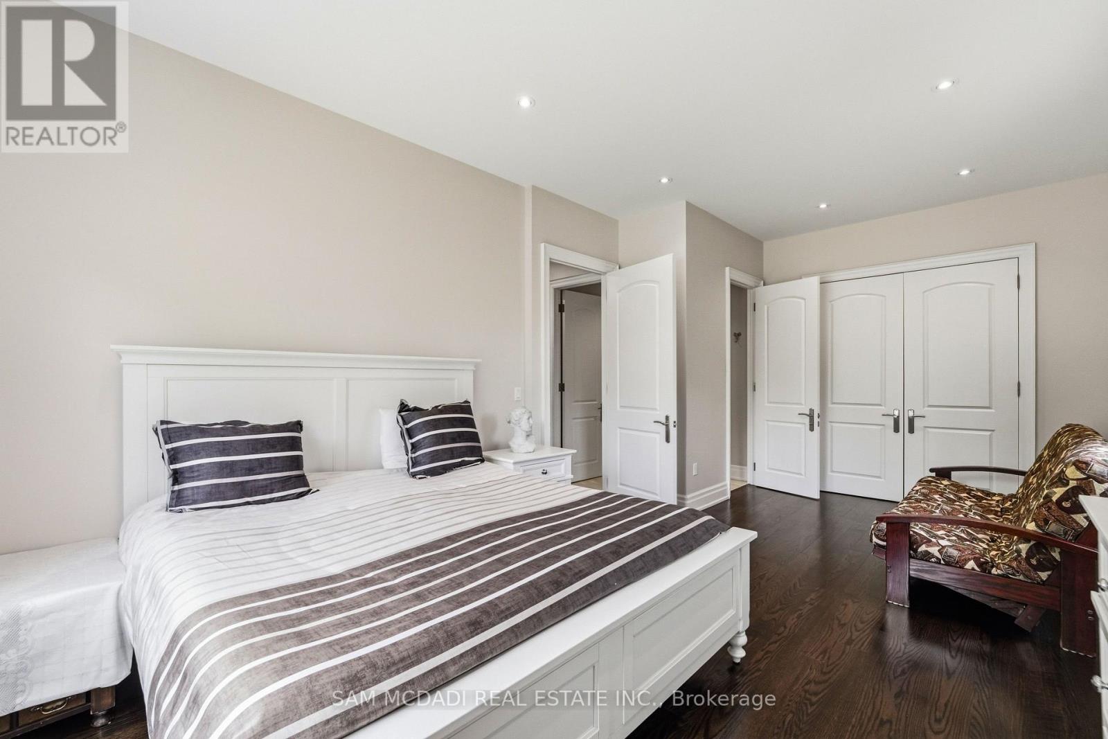 Detached at 2411 THORN LODGE DRIVE, Mississauga