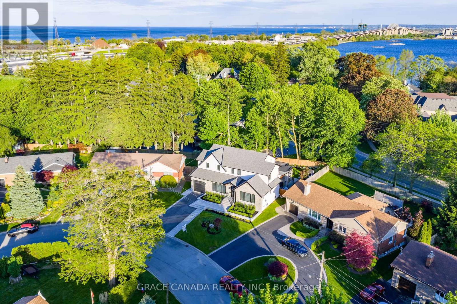 Detached at 527 ONEIDA DRIVE, Burlington