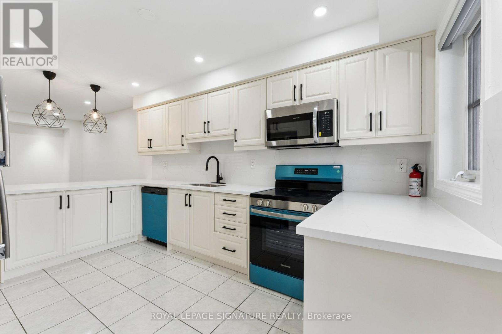 Townhouse at 122 BAYCLIFFE CRESCENT, Brampton