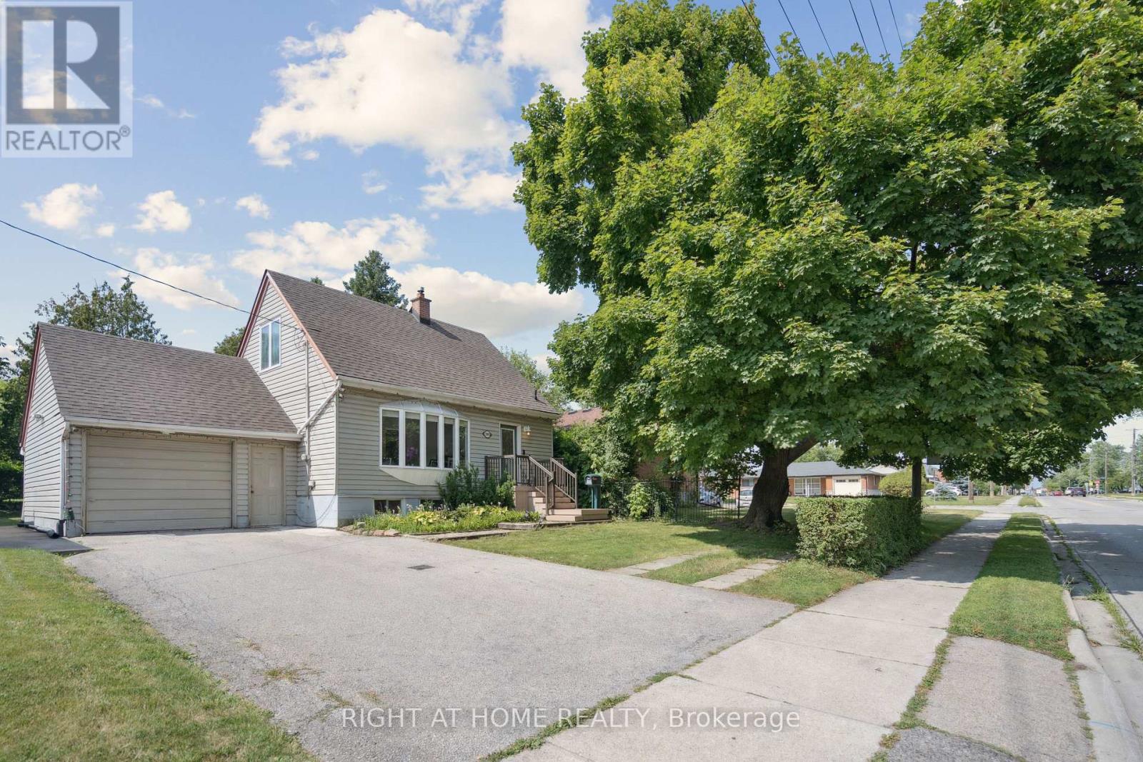 Detached at 2343 MOUNTAINSIDE DRIVE, Burlington
