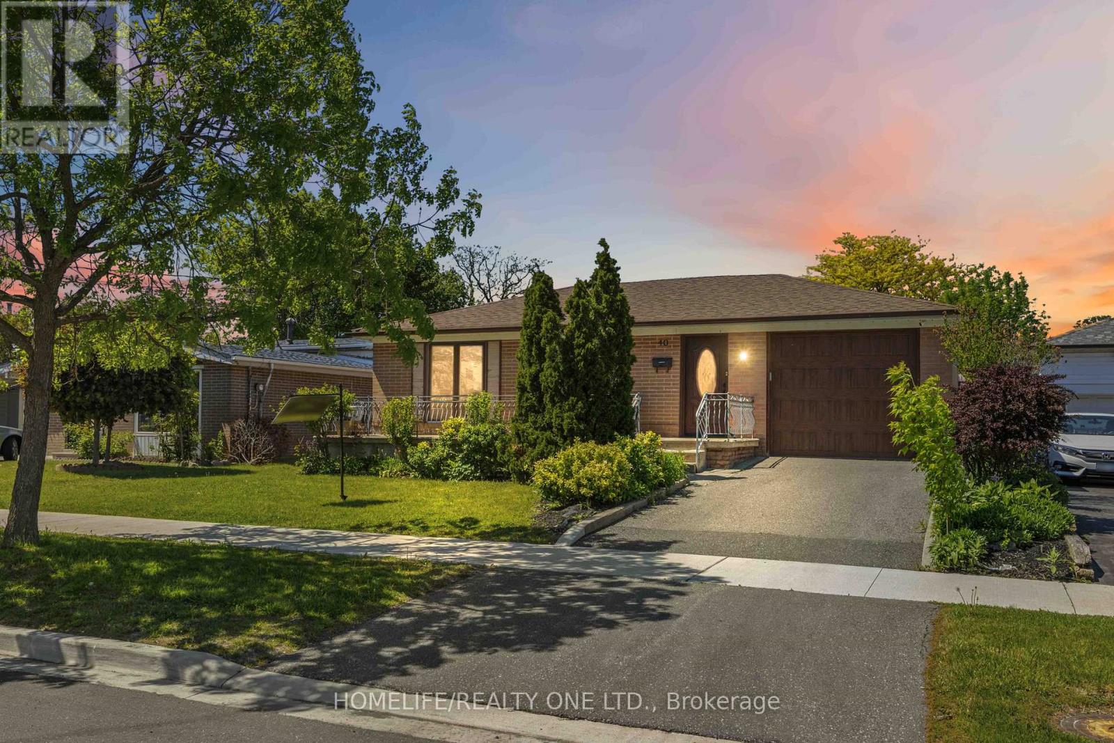 Detached at 40 WHEATSHEAF CRESCENT, Toronto (Black Creek)