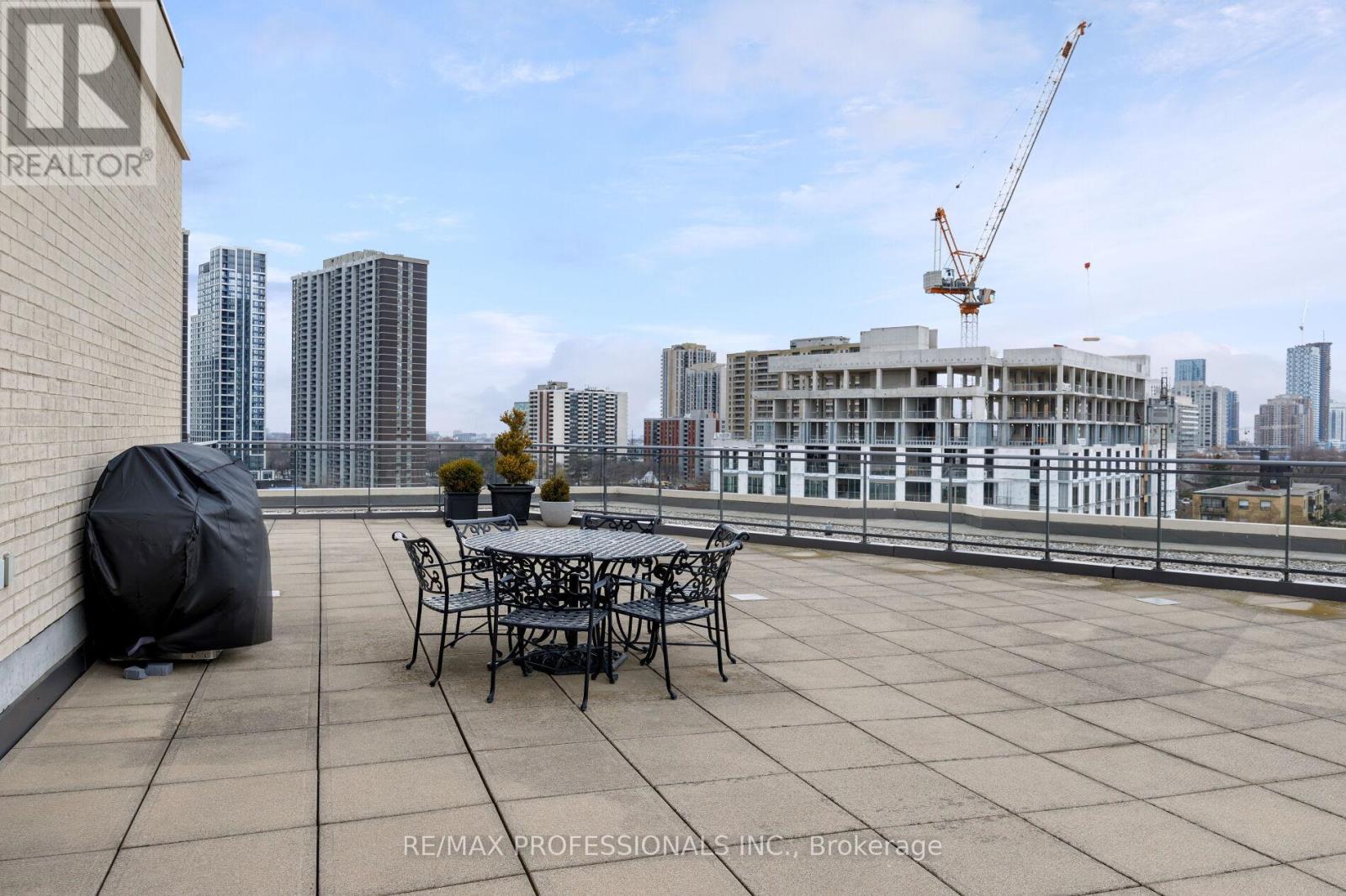 Apartment at PH3 - 9 BURNHAMTHORPE CRESCENT, Toronto