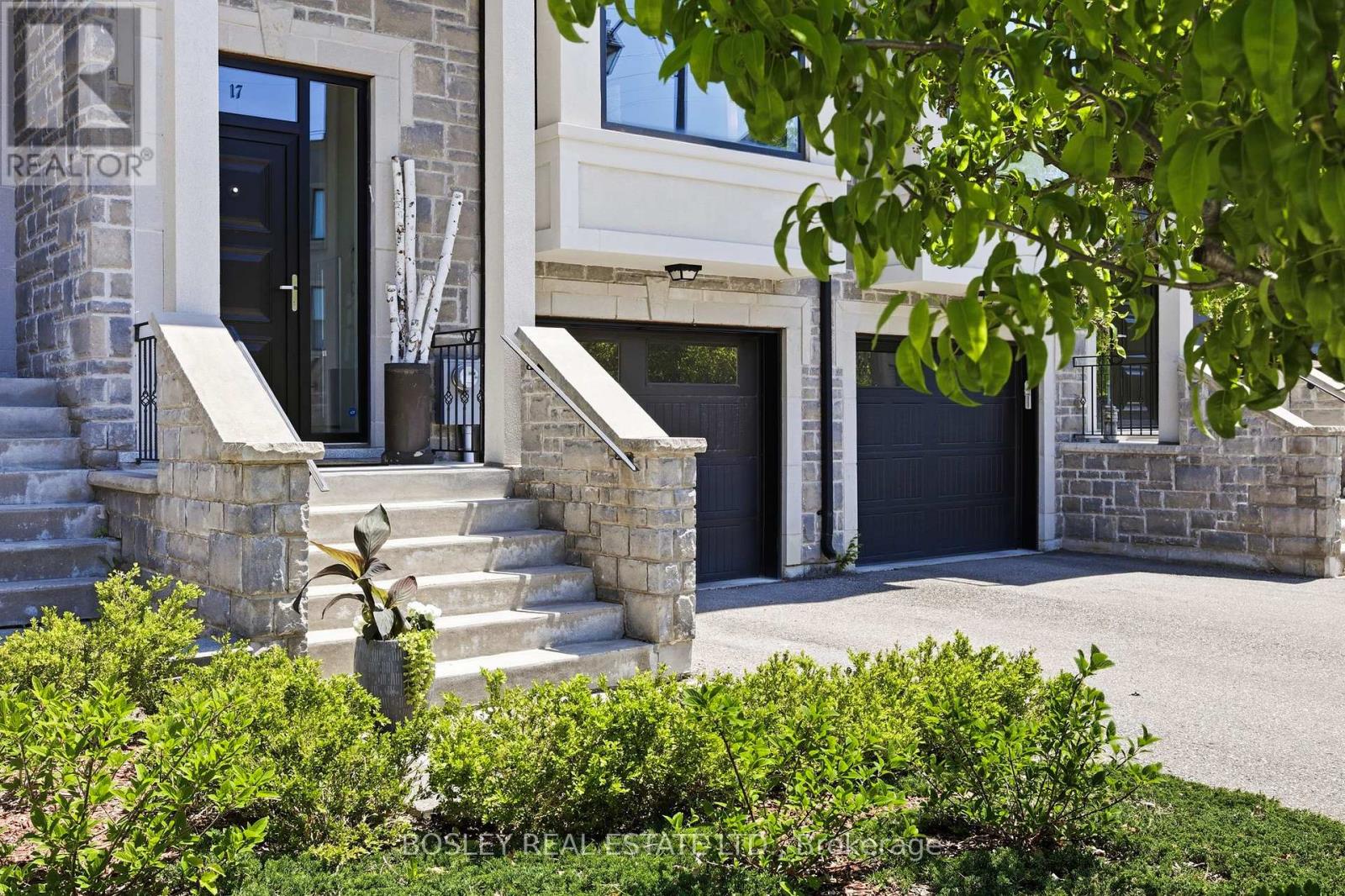 Townhouse at 17 MATTHEW COURT, Toronto