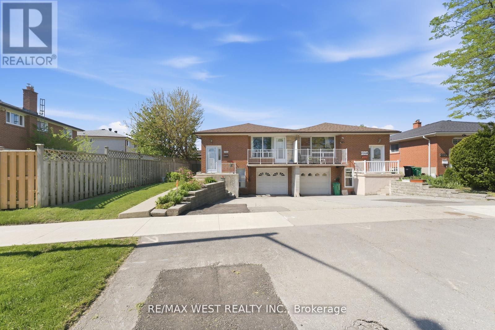 Semi-Detached/Link at 7066 MAGIC COURT, Mississauga