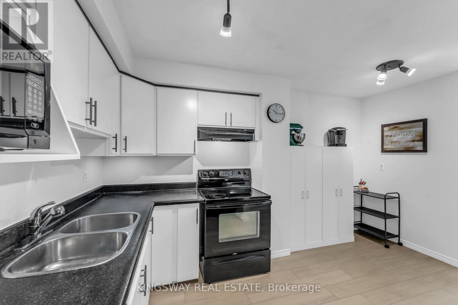 Townhouse at 104 - 680 REGENCY COURT, Burlington