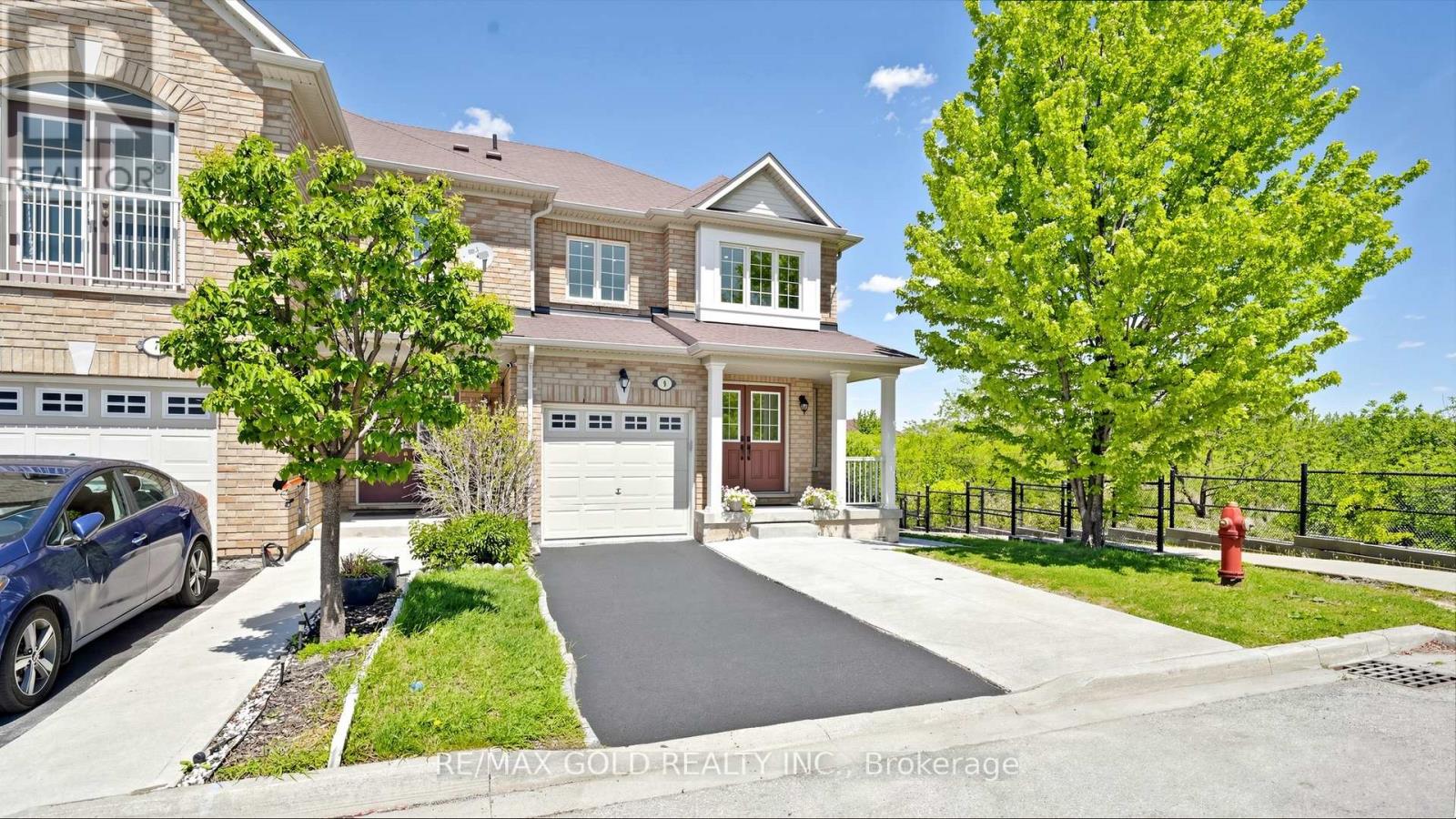 Townhouse at 9 EDGEWATER COURT, Brampton