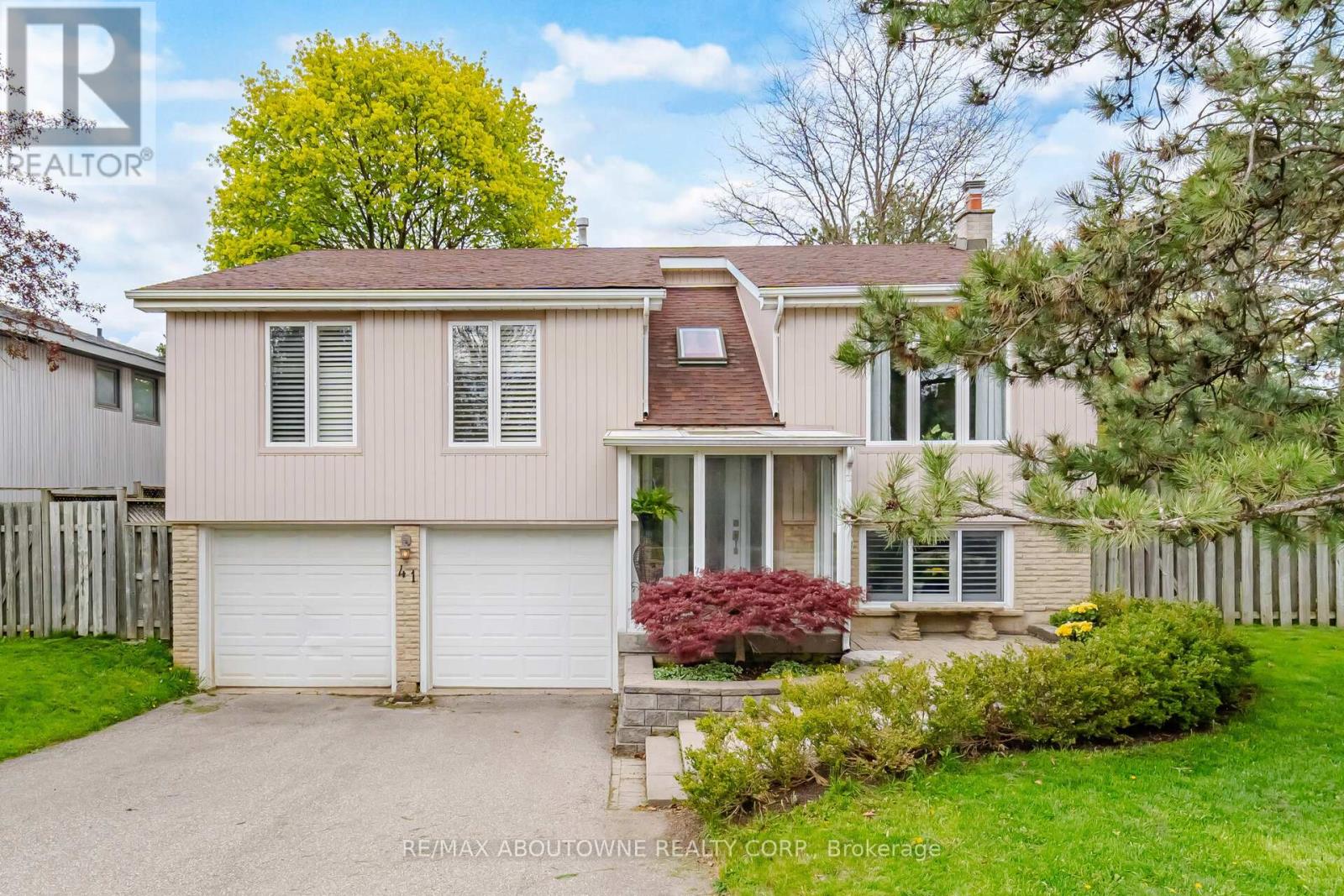 Detached at 41 PLAINSMAN ROAD, Mississauga (Streetsville)