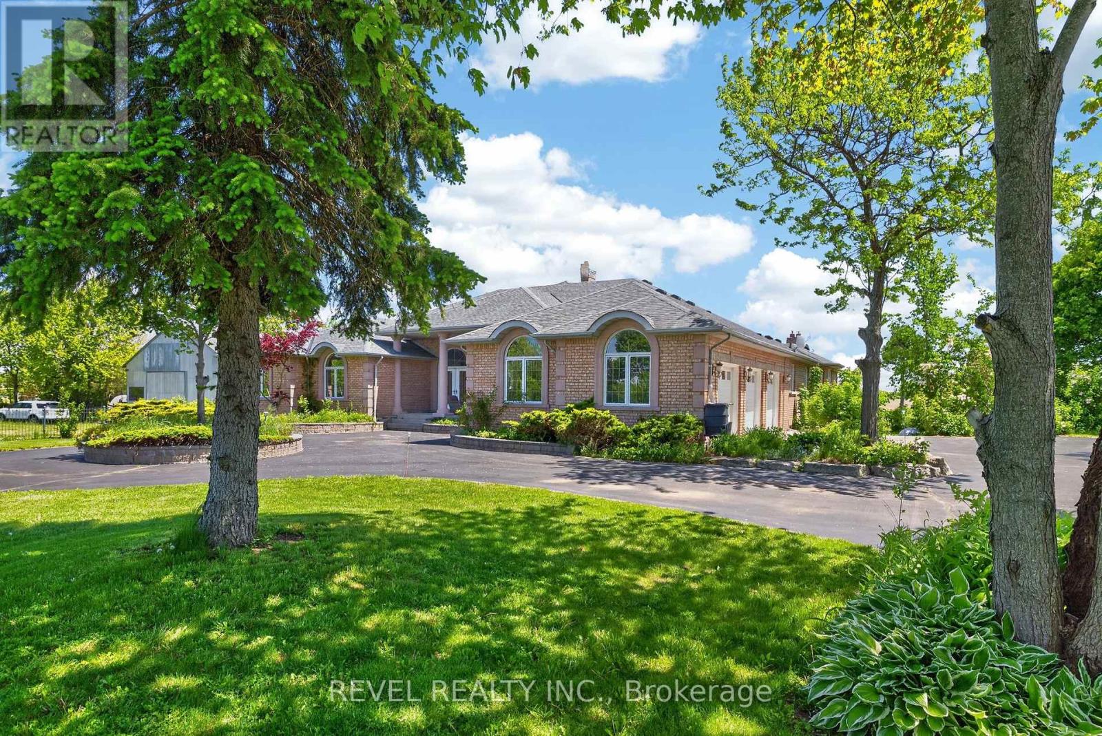 Detached at 2738 LOWER BASE LINE, Milton