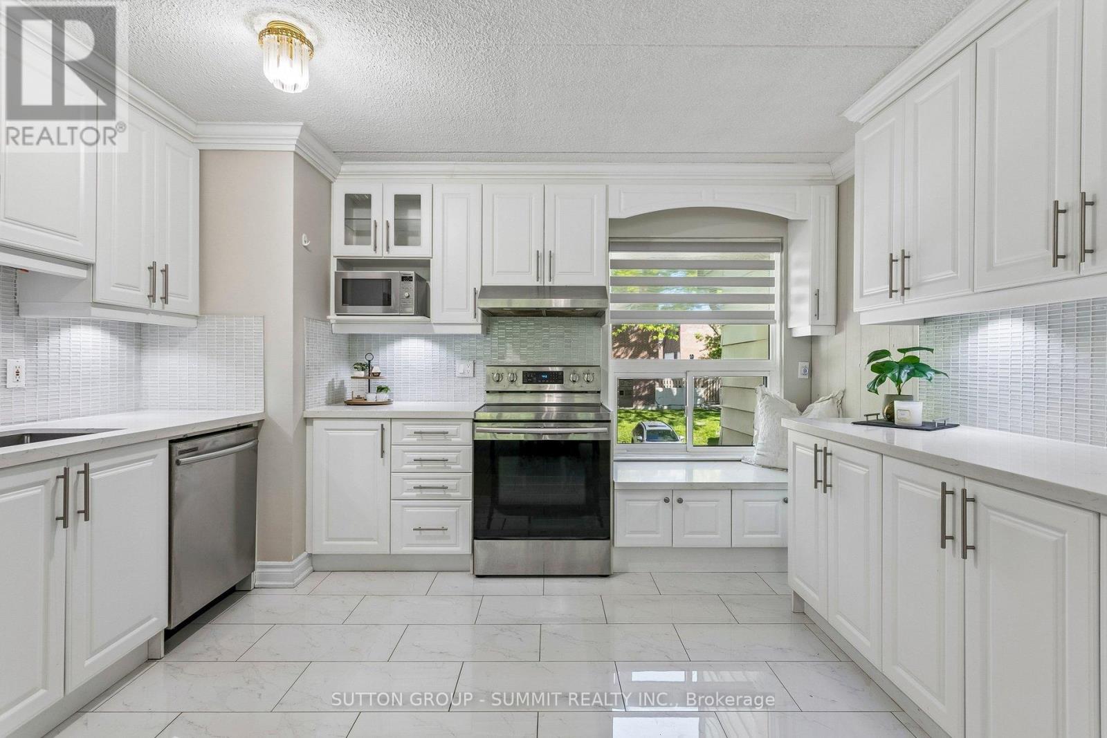 Townhouse at 211 - 180 MISSISSAUGA VALLEY BOULEVARD, Mississauga