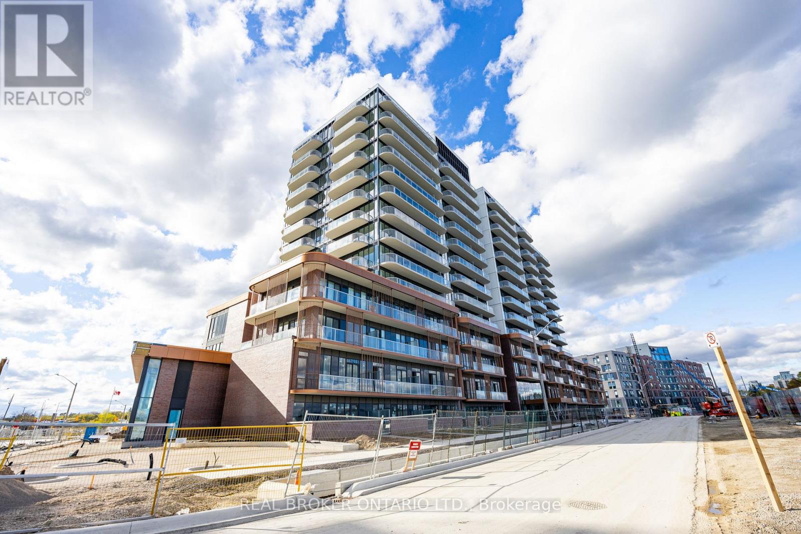 Apartment at 1117 - 220 MISSINNIHE WAY, Mississauga