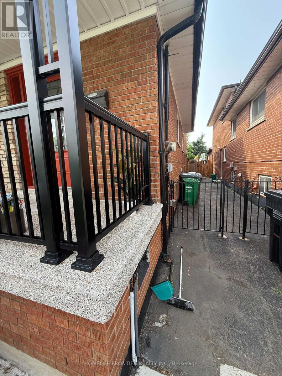 Detached at MAIN FLOOR - 759 BLOOR STREET, Mississauga