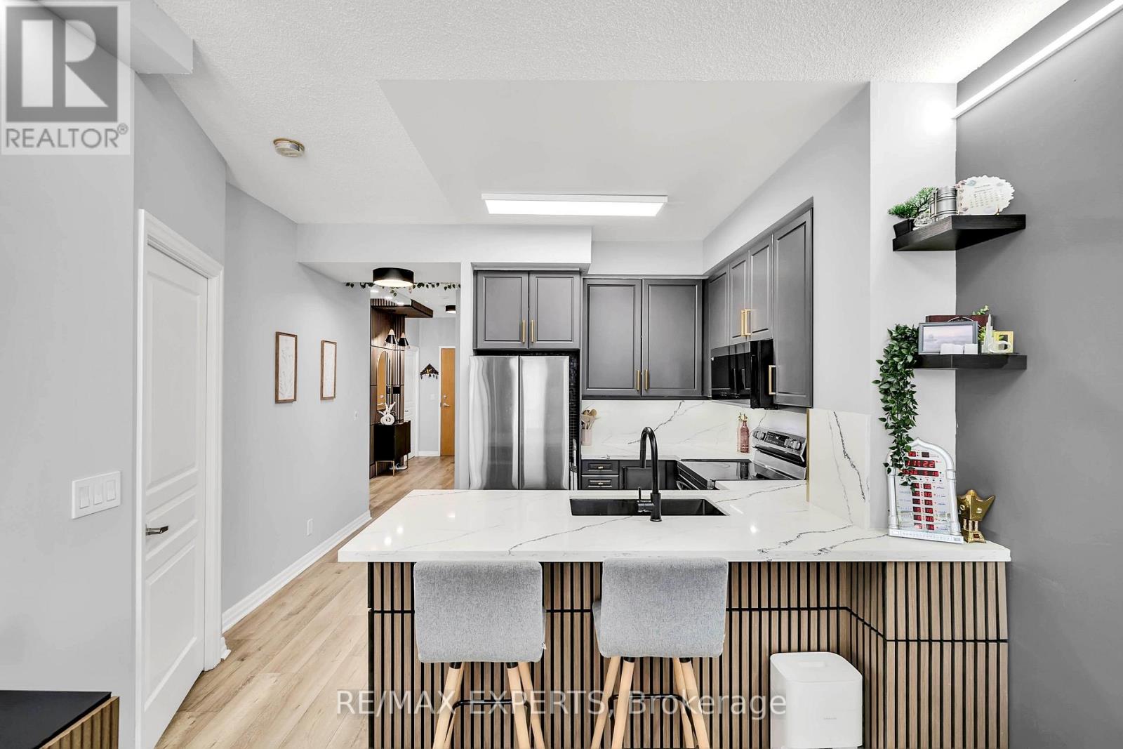 Apartment at 401 - 220 BURNHAMTHORPE ROAD, Mississauga