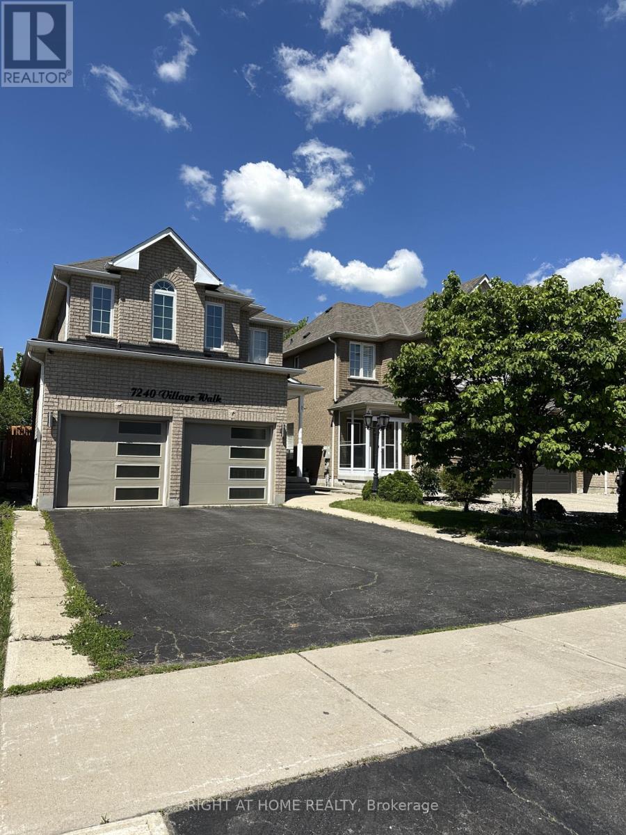 Detached at 7240 VILLAGE WALK, Mississauga