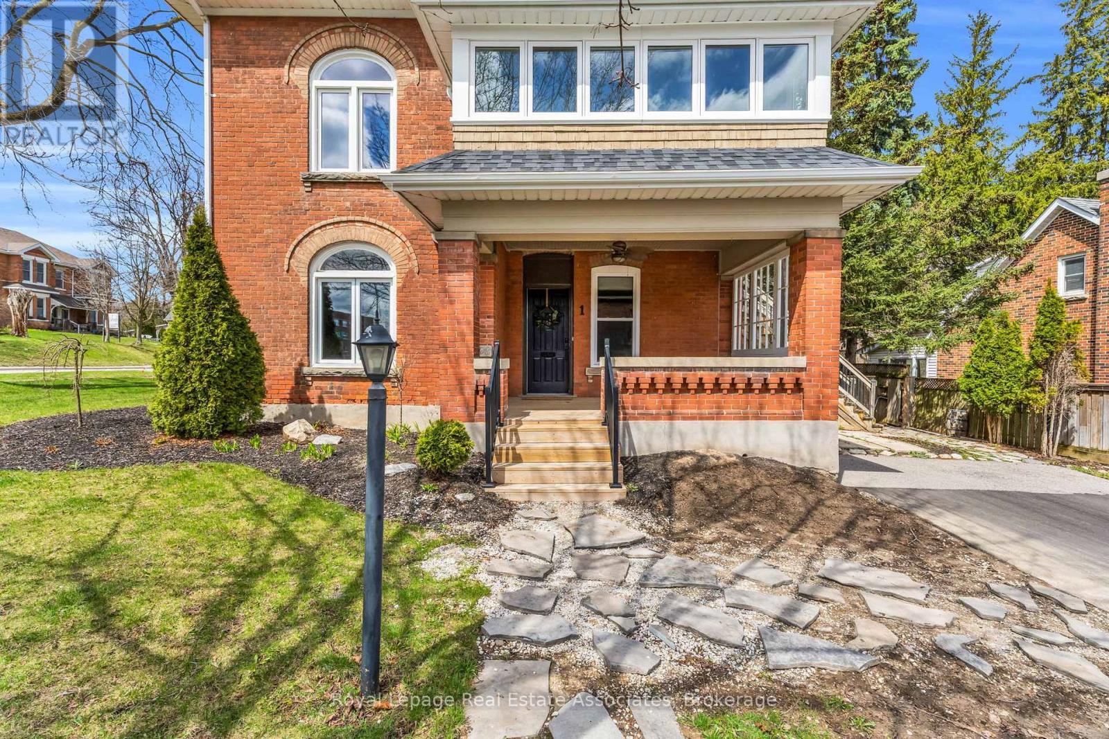 Detached at 1 THIRD AVENUE, Orangeville