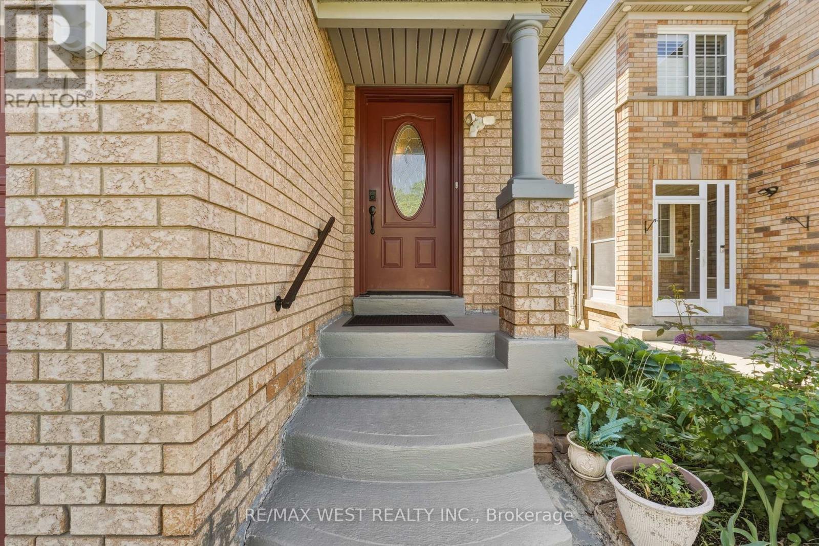 Semi-Detached/Link at 18 NEEDLEWOOD LANE, Brampton