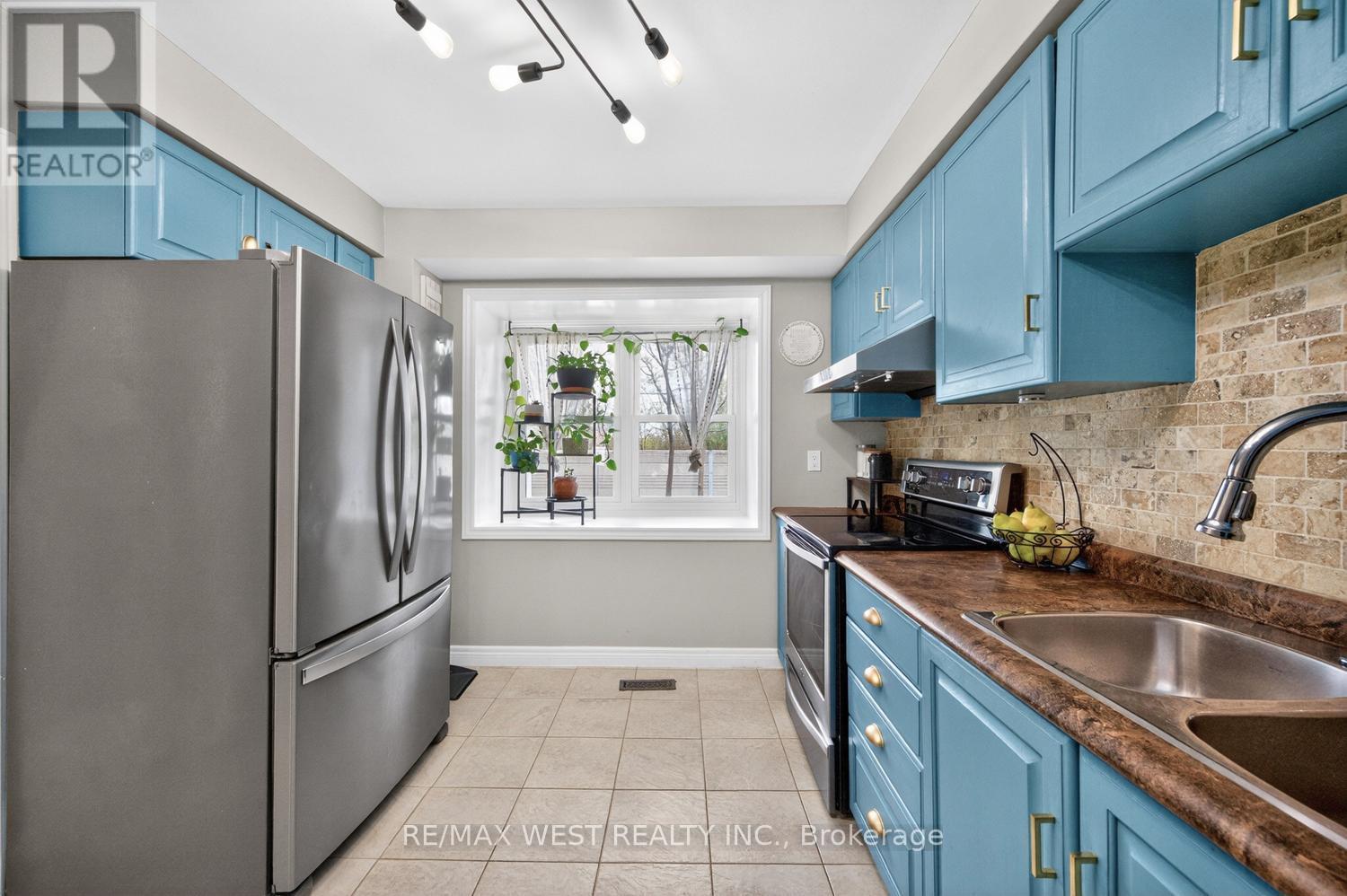 Townhouse at 38 - 2065 AMHERST HEIGHTS COURT, Burlington