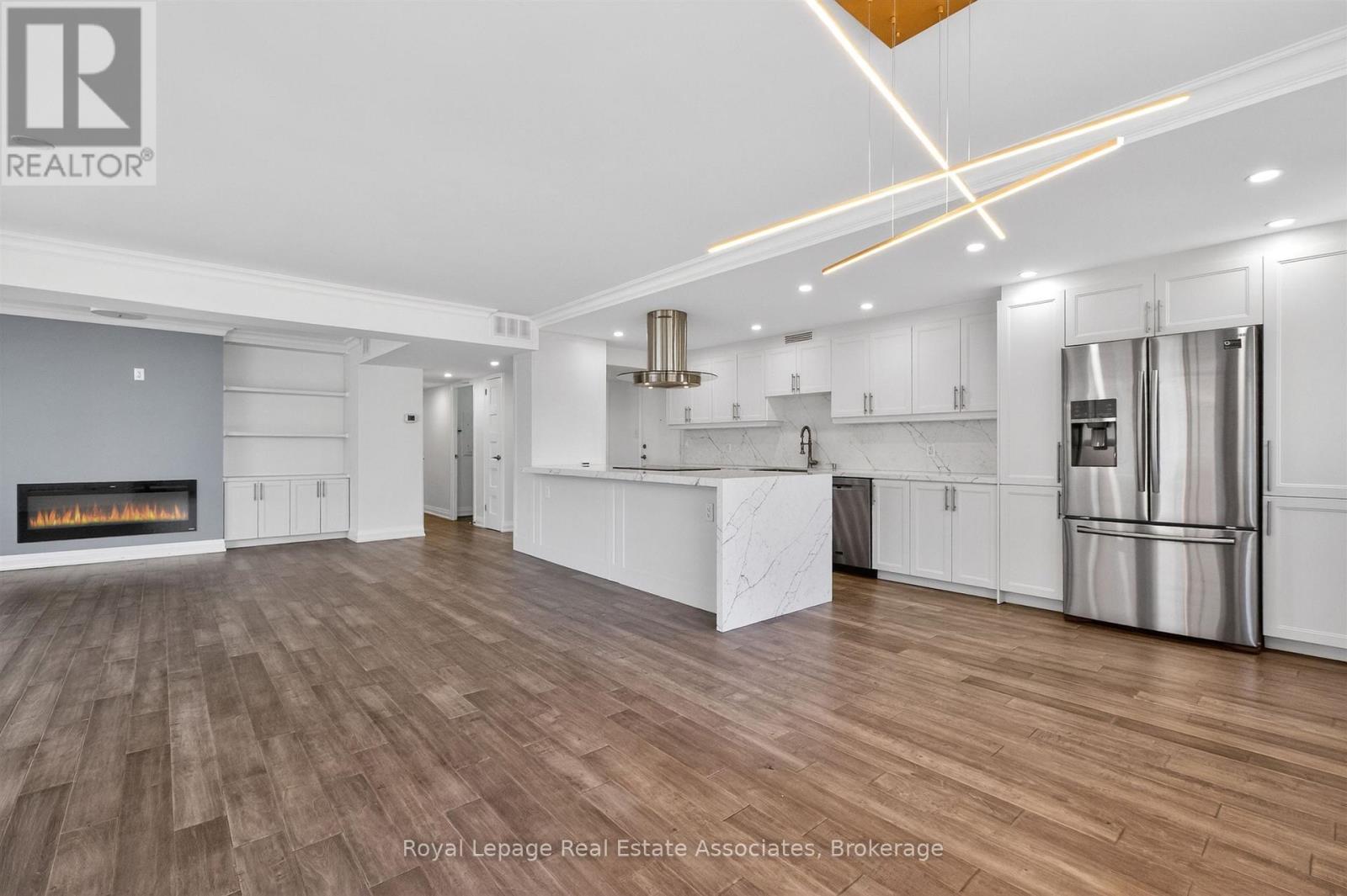 Apartment at 404 - 39 STAVEBANK ROAD, Mississauga