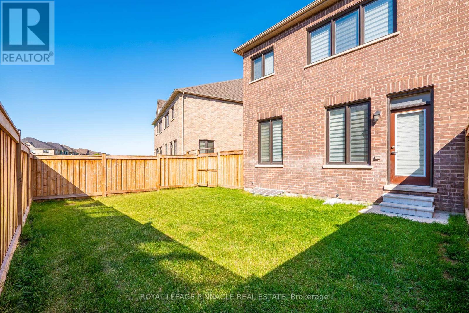 Semi-Detached/Link at 342 THIMBLEWEED COURT, Milton