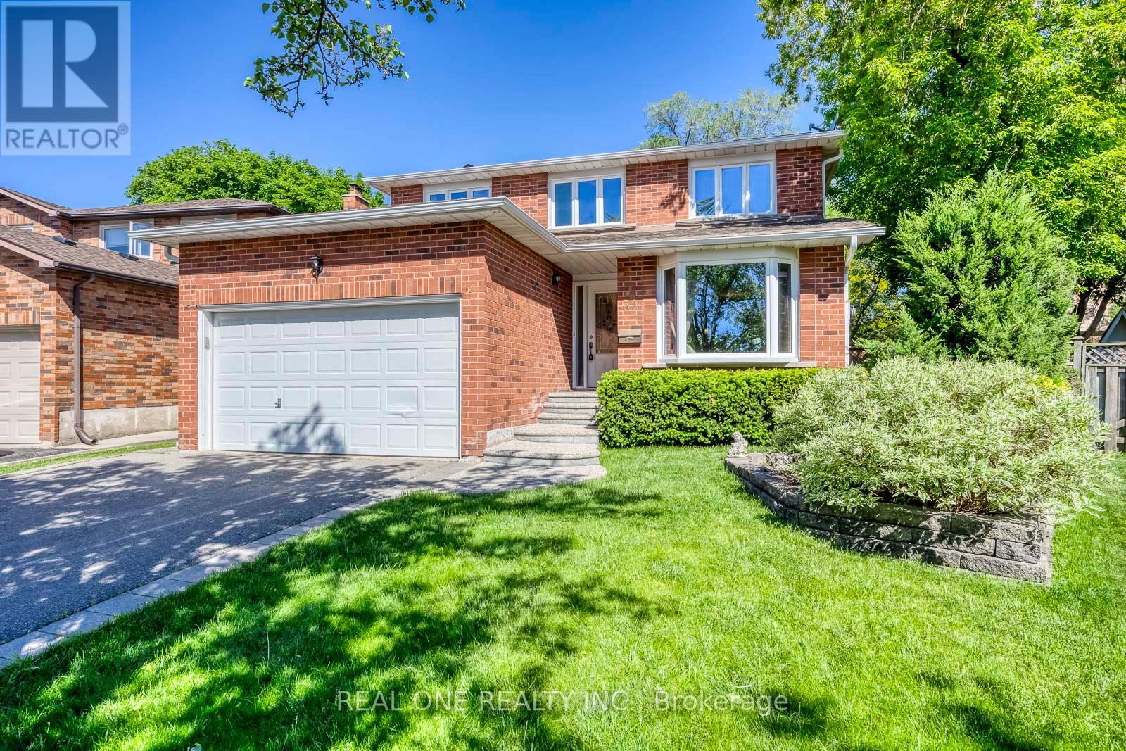 Detached at 32 ROSLO COURT, Oakville (CP College Park)