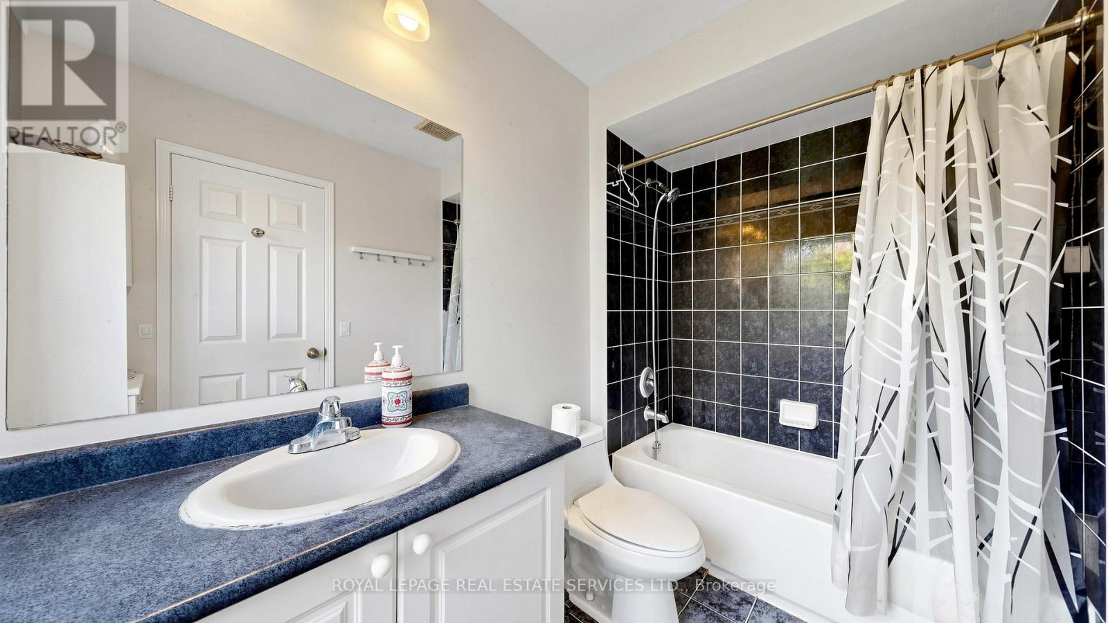 Townhouse at 100 GEORGIAN DRIVE, Oakville