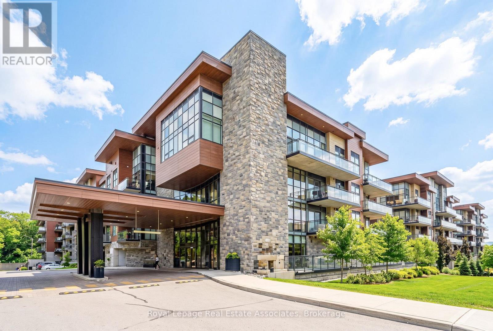 Apartment at GR26 - 1575 LAKESHORE ROAD W, Mississauga (Clarkson)