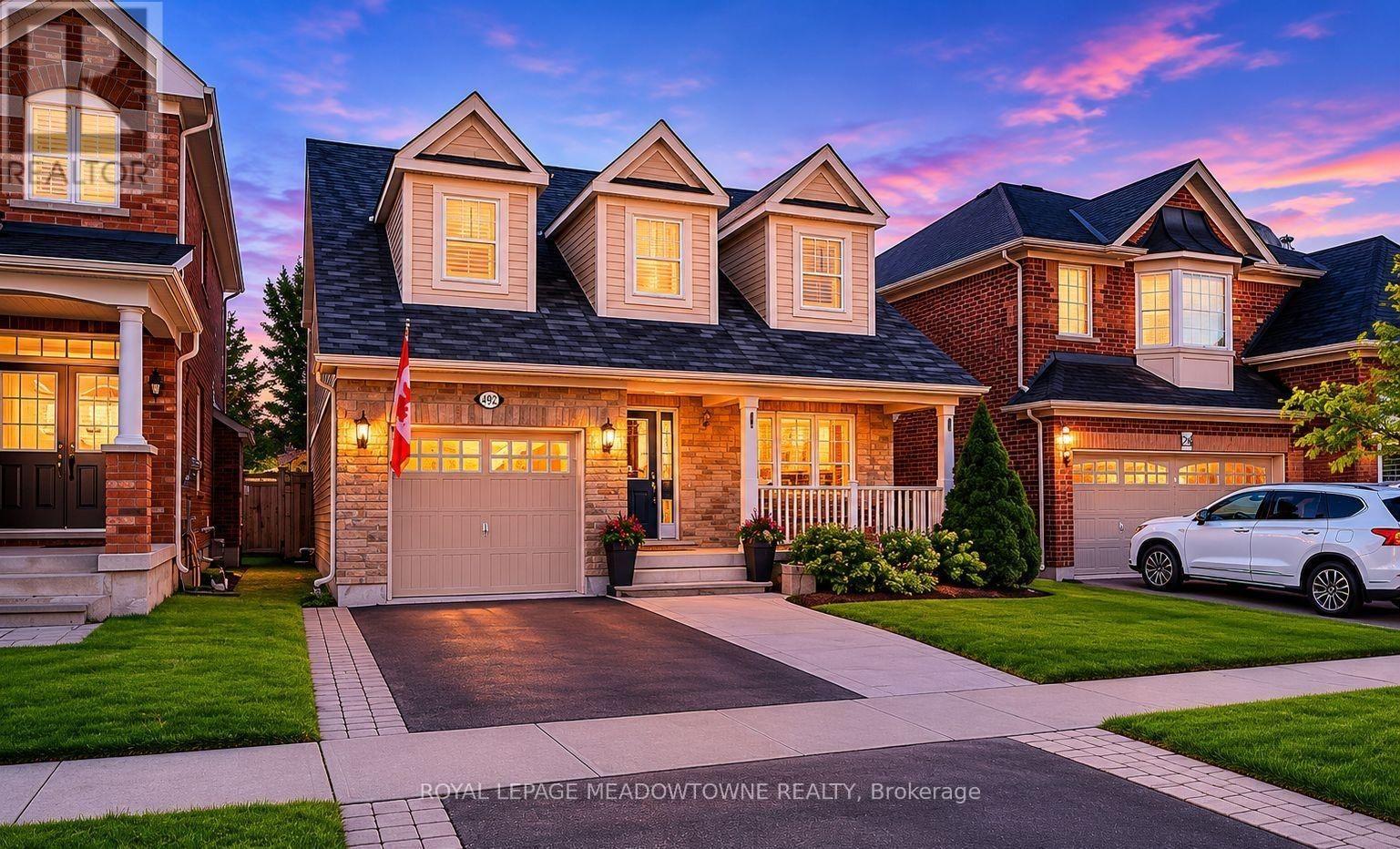 Detached at 292 MCDOUGALL CROSS, Milton
