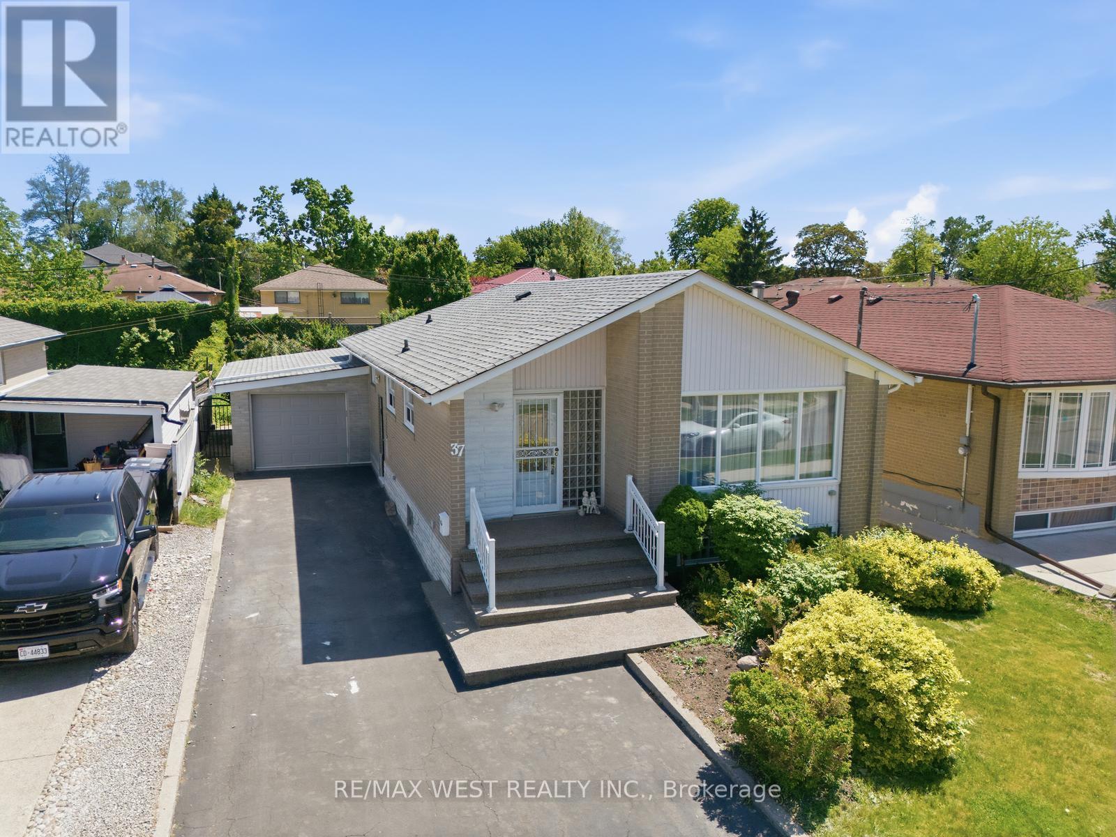 Detached at 37 BEAUMONDE HEIGHTS DRIVE, Toronto (Thistletown-Beaumonde Heights)