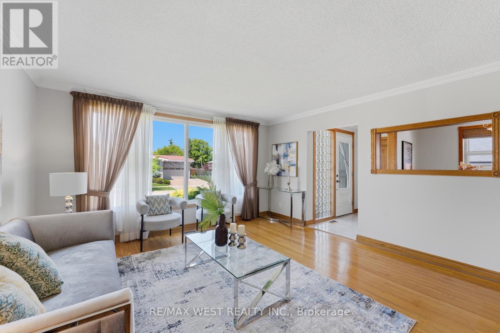 Detached at 37 BEAUMONDE HEIGHTS DRIVE, Toronto