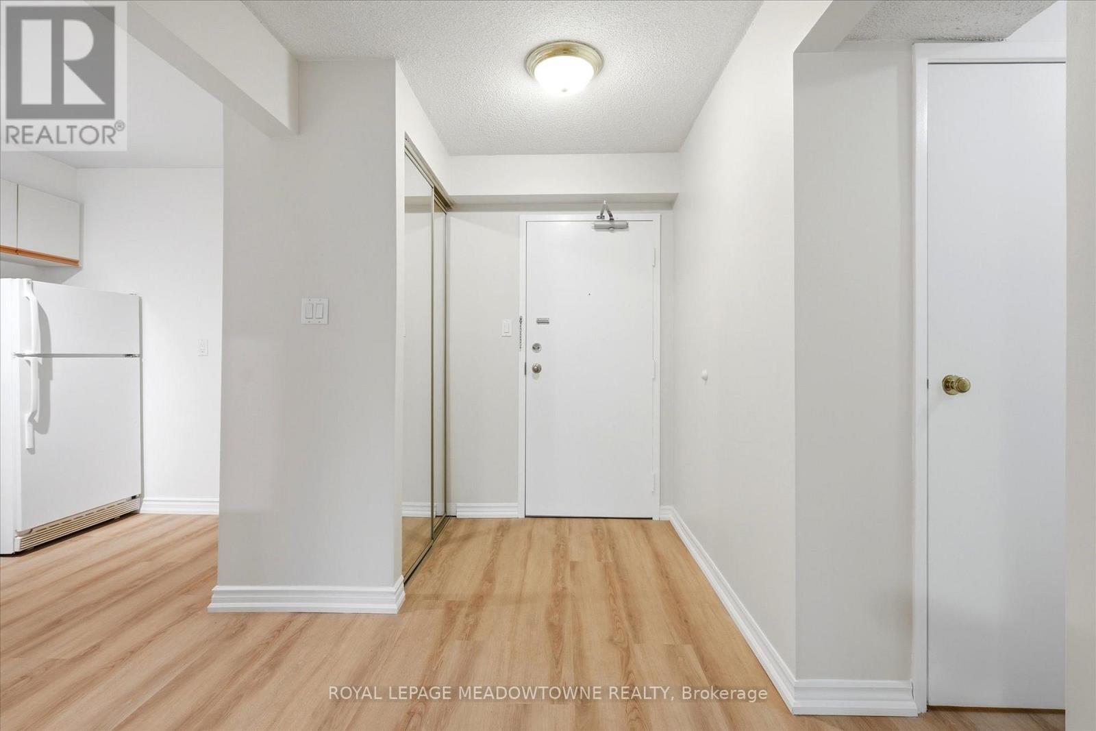Apartment at 207 - 3835 LAKE SHORE BOULEVARD, Toronto (Long Branch)