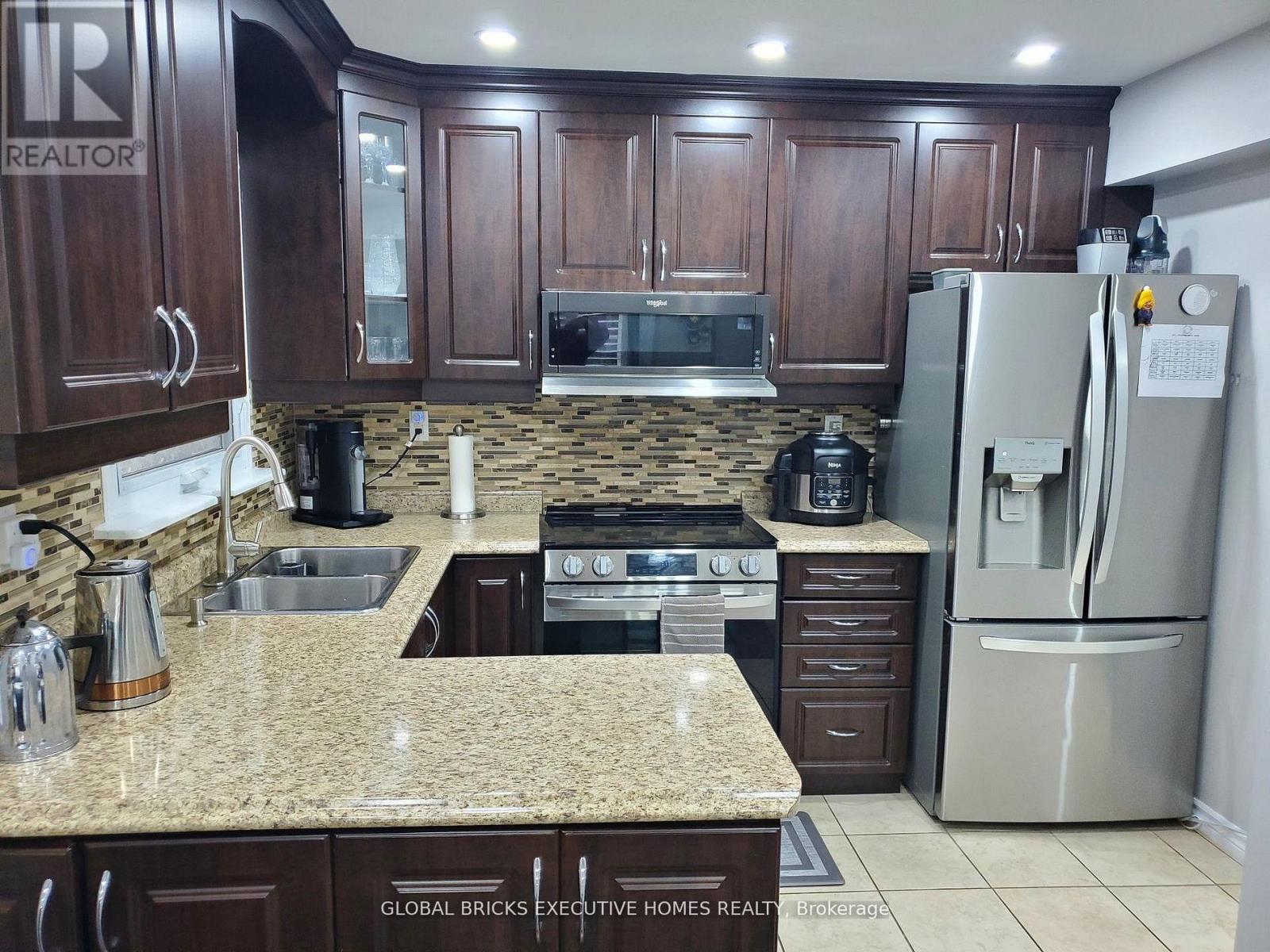 Detached at 18 DEERPARK CRESCENT, Brampton