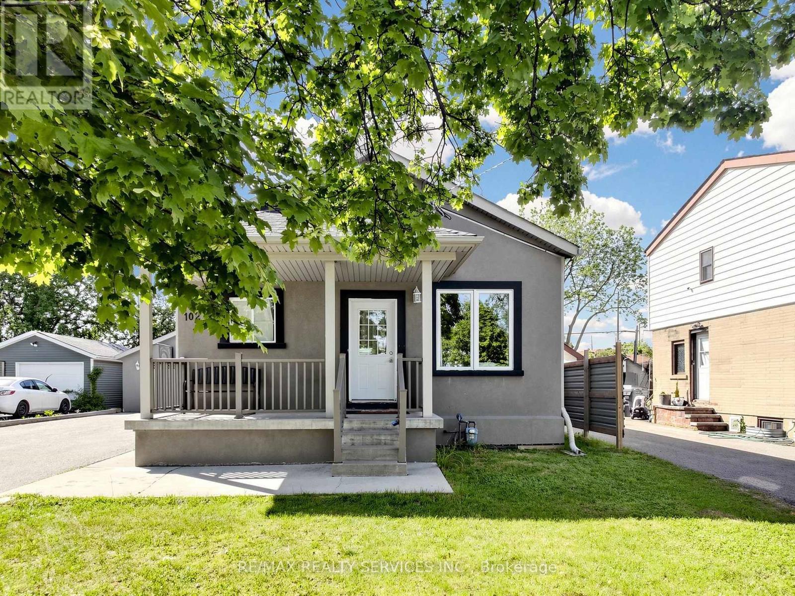 Detached at 102 WOODWARD AVENUE, Brampton