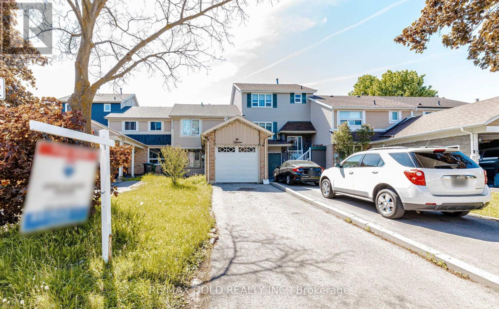 Townhouse at 15 Courtleigh Sq, Brampton