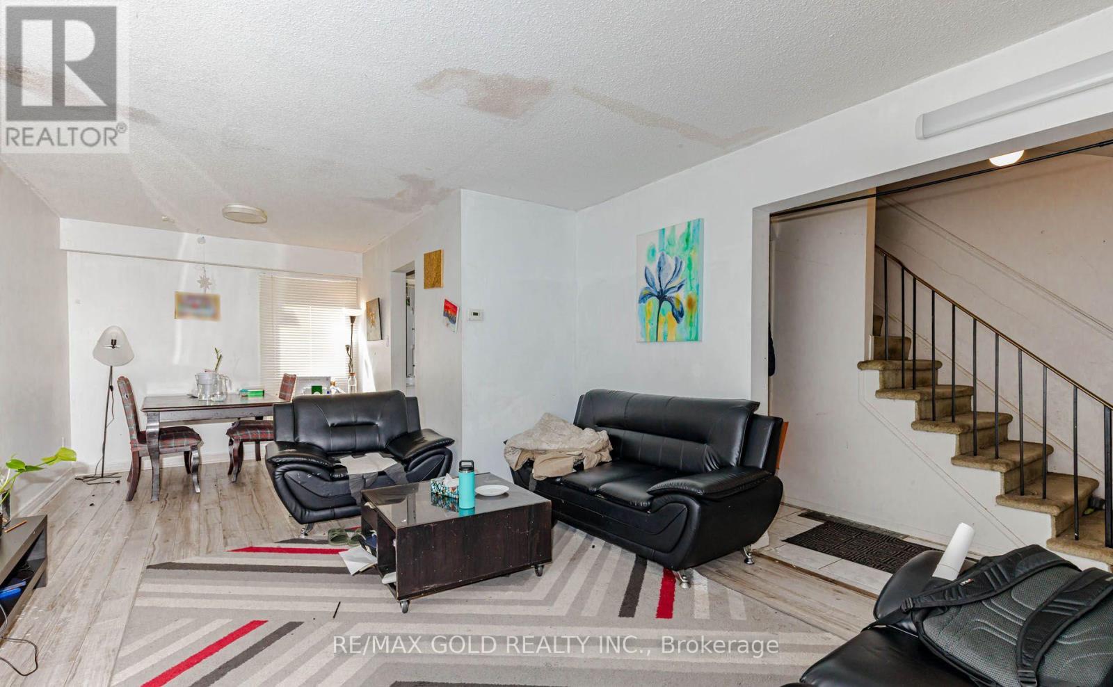 Townhouse at 15 Courtleigh Sq, Brampton