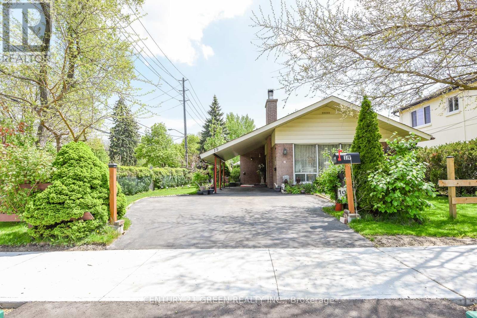 Detached at 19 ERIKSDALE ROAD, Toronto