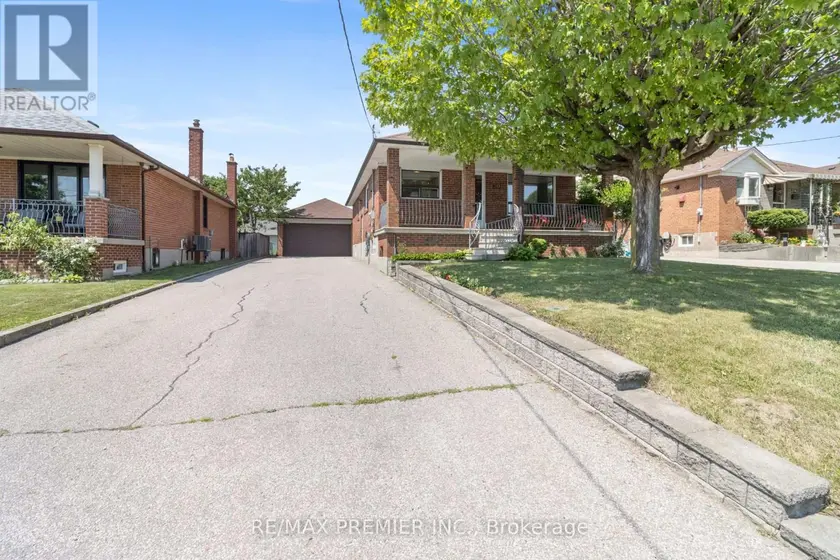 Detached at 30 FORTHBRIDGE CRESCENT, Toronto