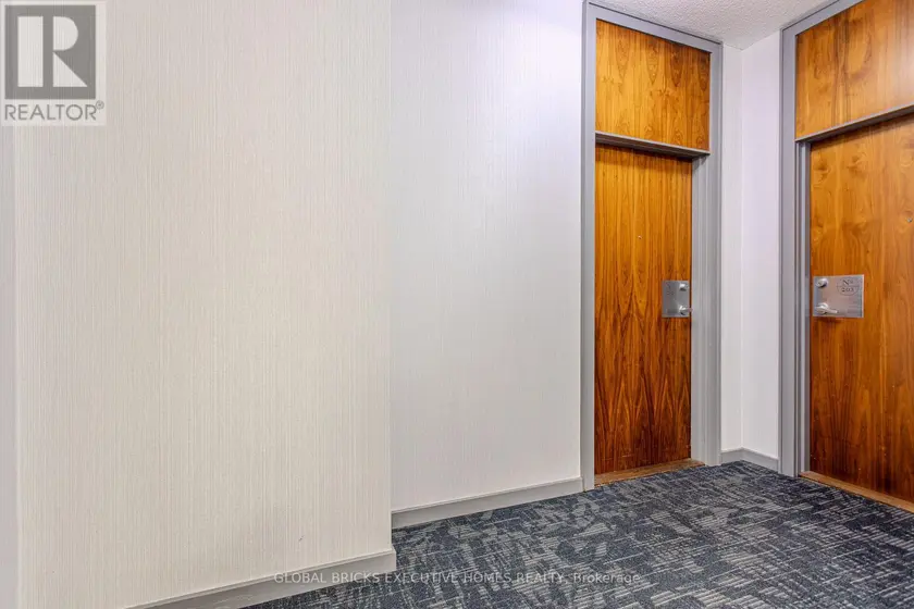Apartment at 33 ELM DRIVE W, Mississauga