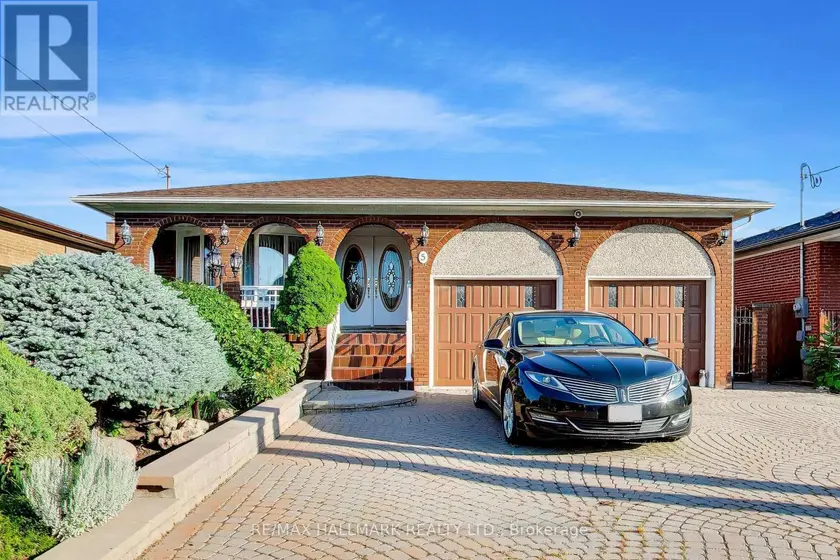 Detached at 5 BYWORTH BOULEVARD, Toronto