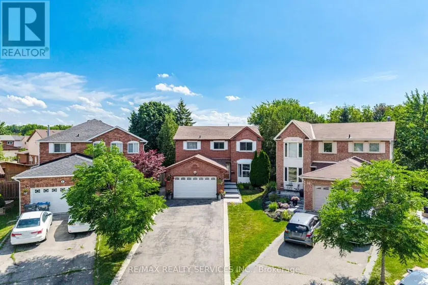 Detached at 8 PARAMOUNT PLACE, Brampton