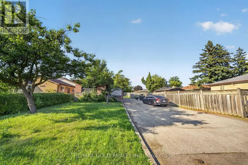 Detached at UPPER - 204 TAYSHAM CRESCENT, Toronto (Thistletown-Beaumonde Heights)