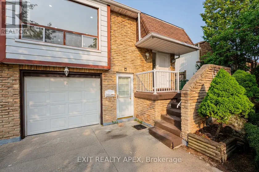 Semi-Detached/Link at 122 CENTRE STREET N, Brampton
