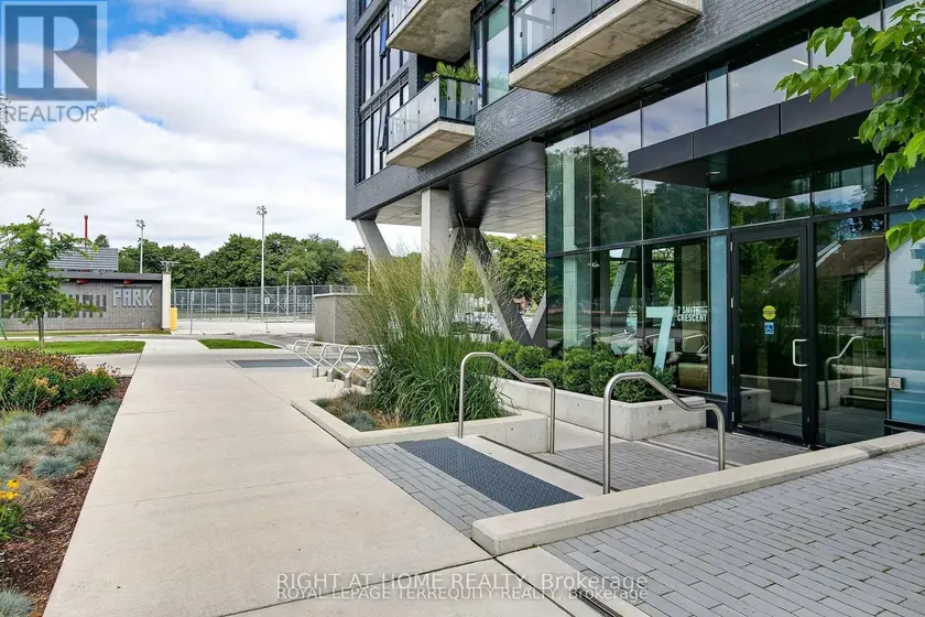 Apartment at 817 - 7 SMITH CRESCENT, Toronto
